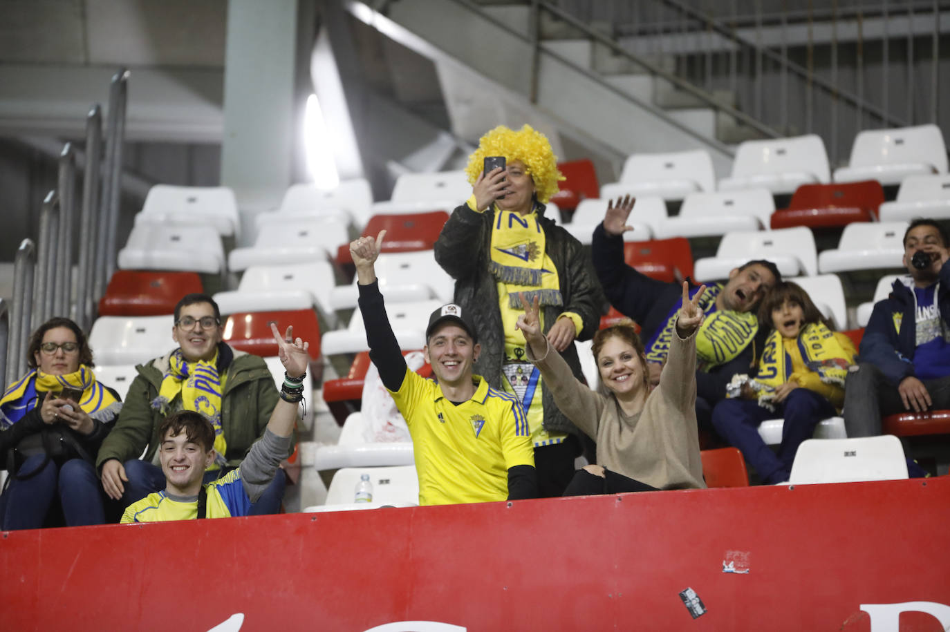 Fotos: ¿Estuviste en el Sporting - Cádiz? ¡Búscate!