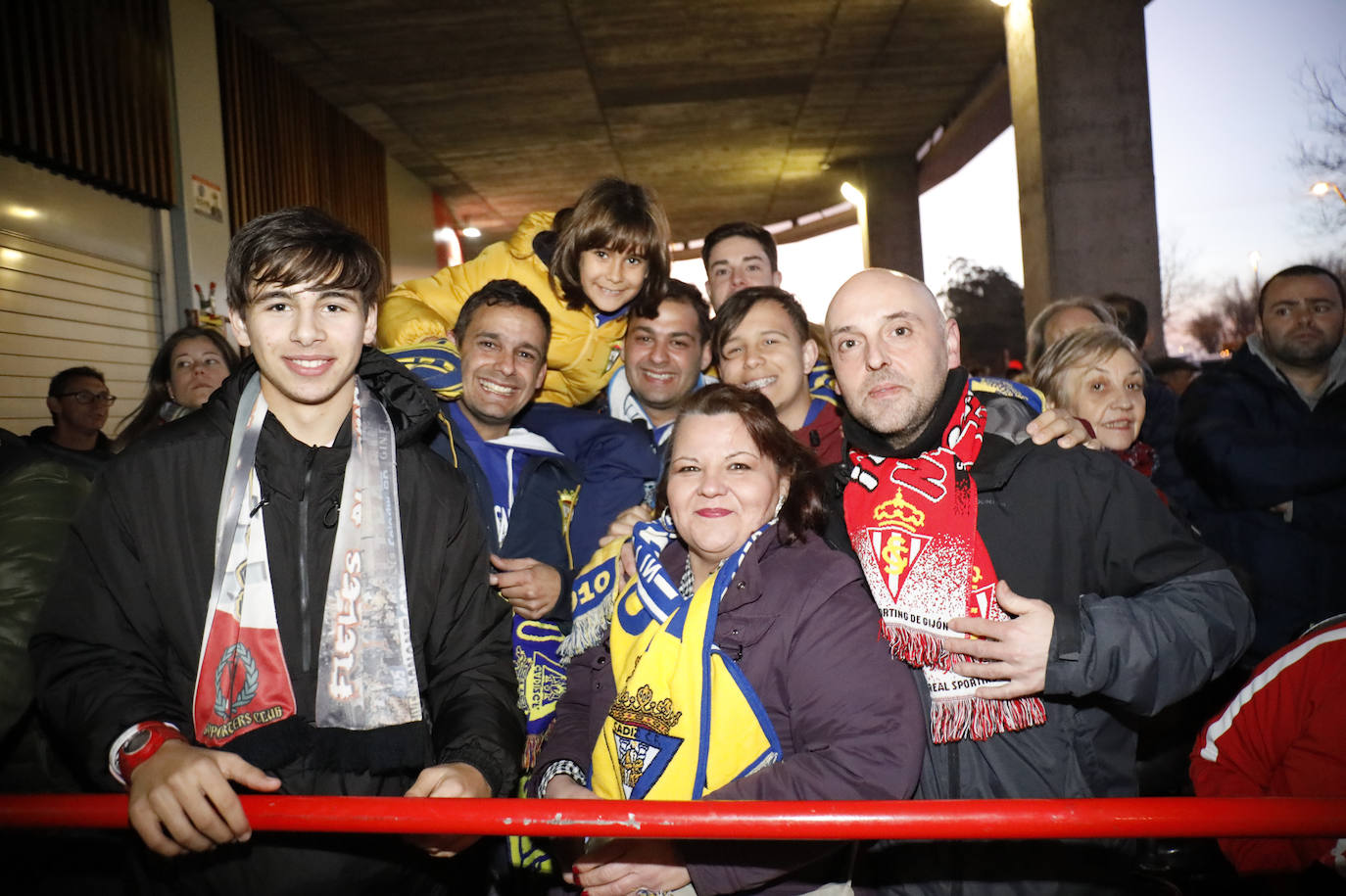 Fotos: ¿Estuviste en el Sporting - Cádiz? ¡Búscate!