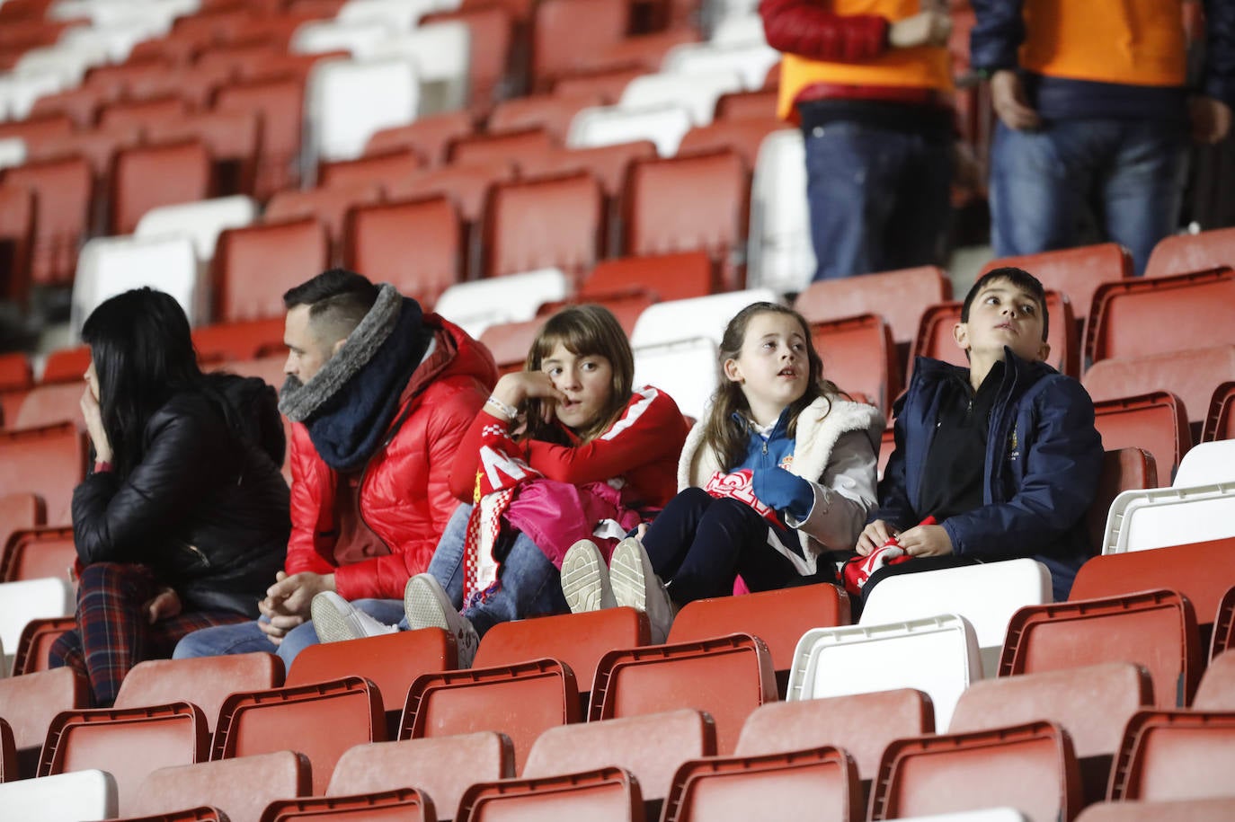 Fotos: ¿Estuviste en el Sporting - Cádiz? ¡Búscate!