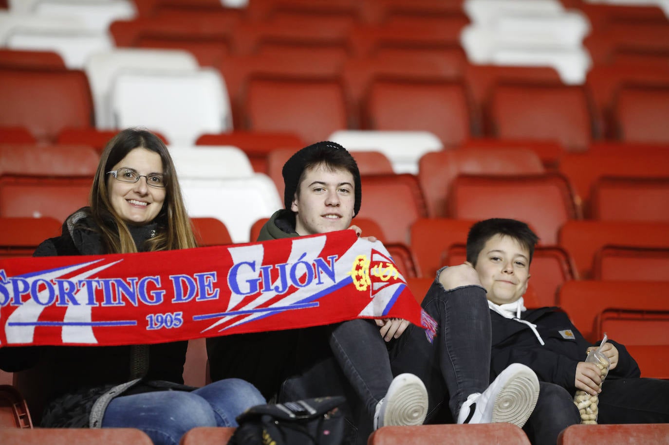 Fotos: ¿Estuviste en el Sporting - Cádiz? ¡Búscate!