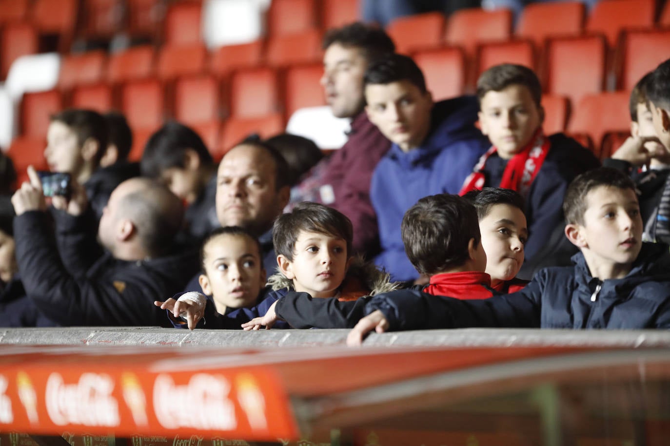 Fotos: ¿Estuviste en el Sporting - Cádiz? ¡Búscate!