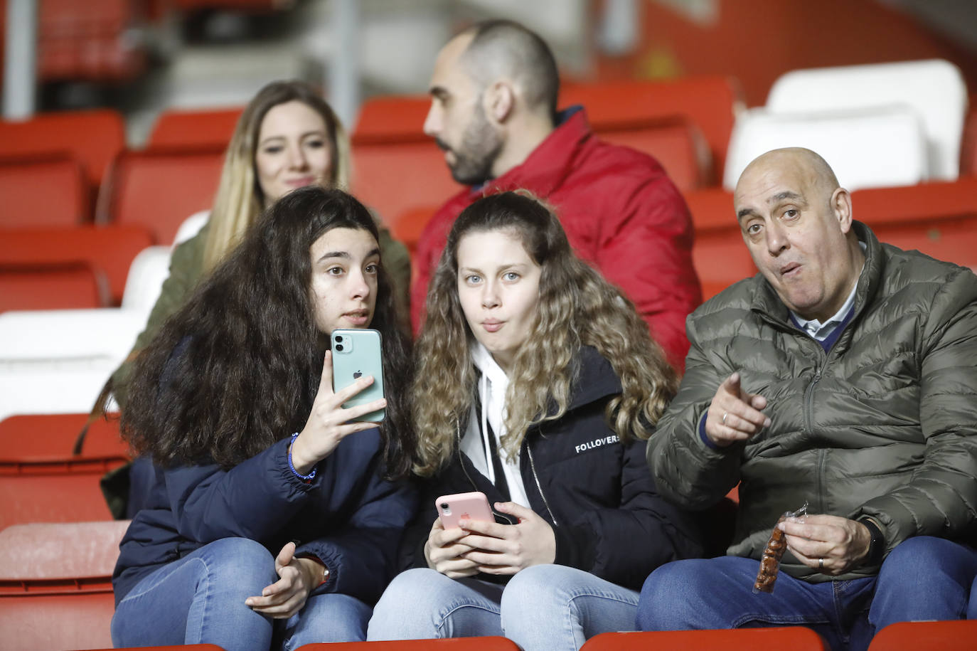 Fotos: ¿Estuviste en el Sporting - Cádiz? ¡Búscate!