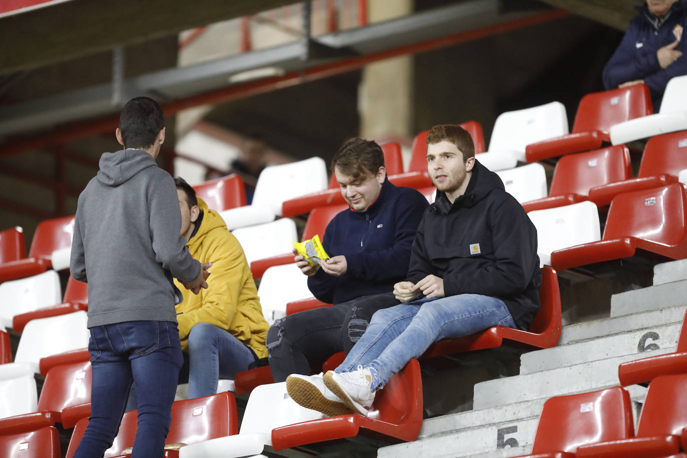 Fotos: ¿Estuviste en el Sporting - Cádiz? ¡Búscate!