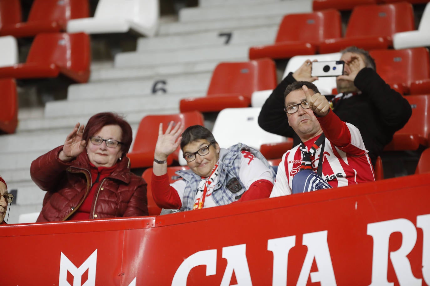 Fotos: ¿Estuviste en el Sporting - Cádiz? ¡Búscate!