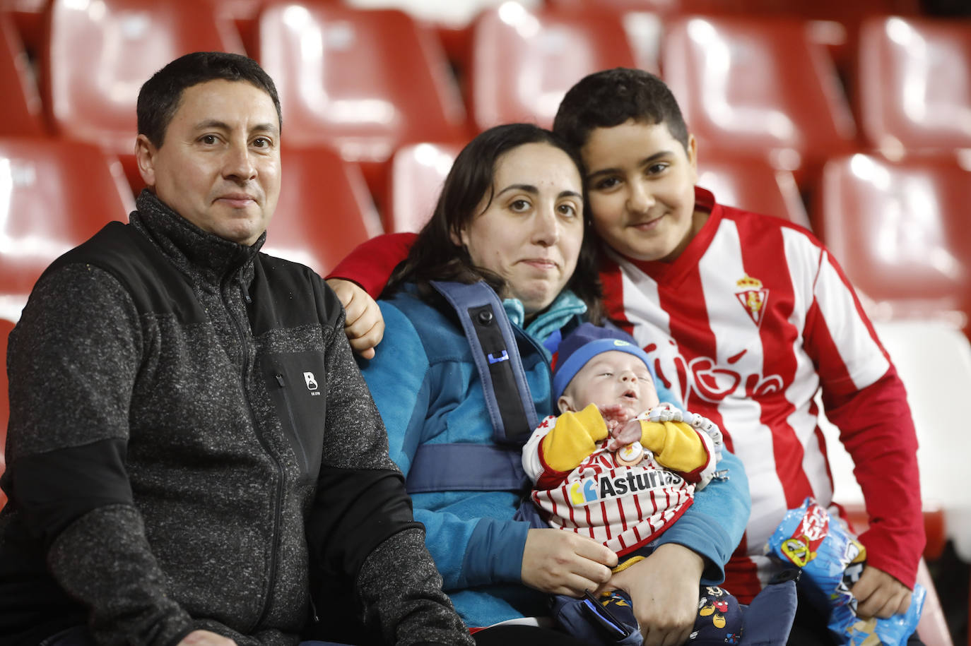 Fotos: ¿Estuviste en el Sporting - Cádiz? ¡Búscate!