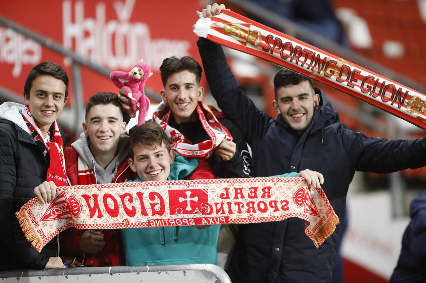 Fotos: ¿Estuviste en el Sporting - Cádiz? ¡Búscate!