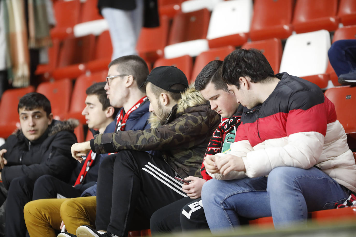 Fotos: ¿Estuviste en el Sporting - Cádiz? ¡Búscate!