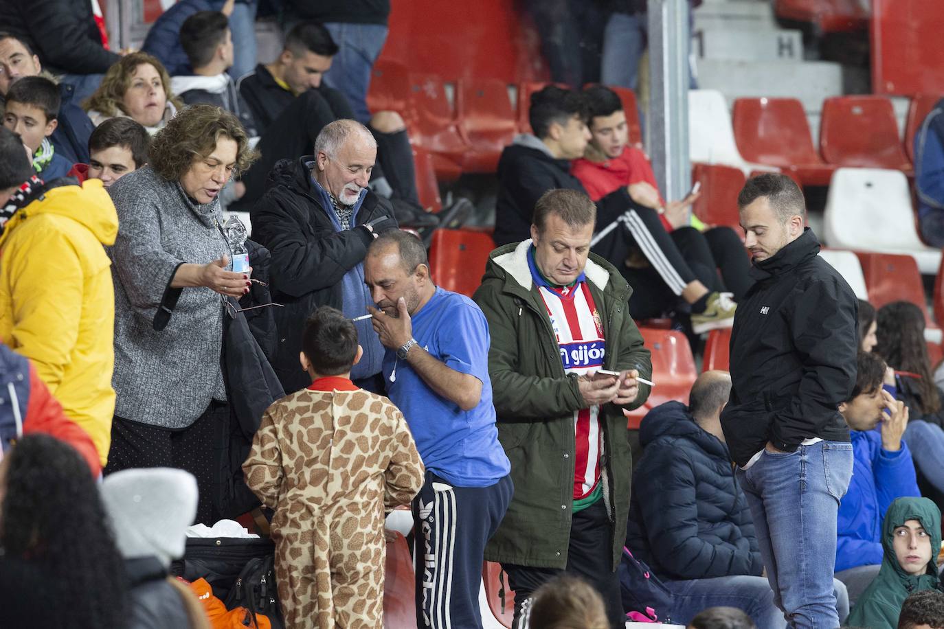 Fotos: ¿Estuviste en el Sporting - Cádiz? ¡Búscate!