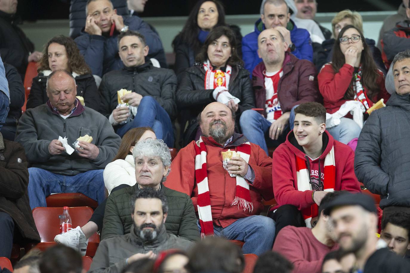 Fotos: ¿Estuviste en el Sporting - Cádiz? ¡Búscate!