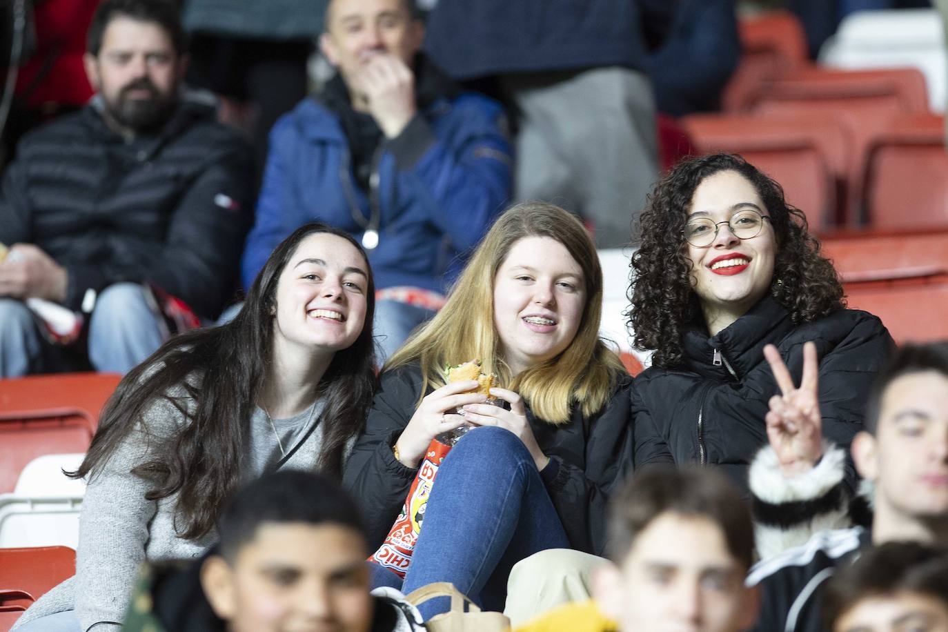 Fotos: ¿Estuviste en el Sporting - Cádiz? ¡Búscate!