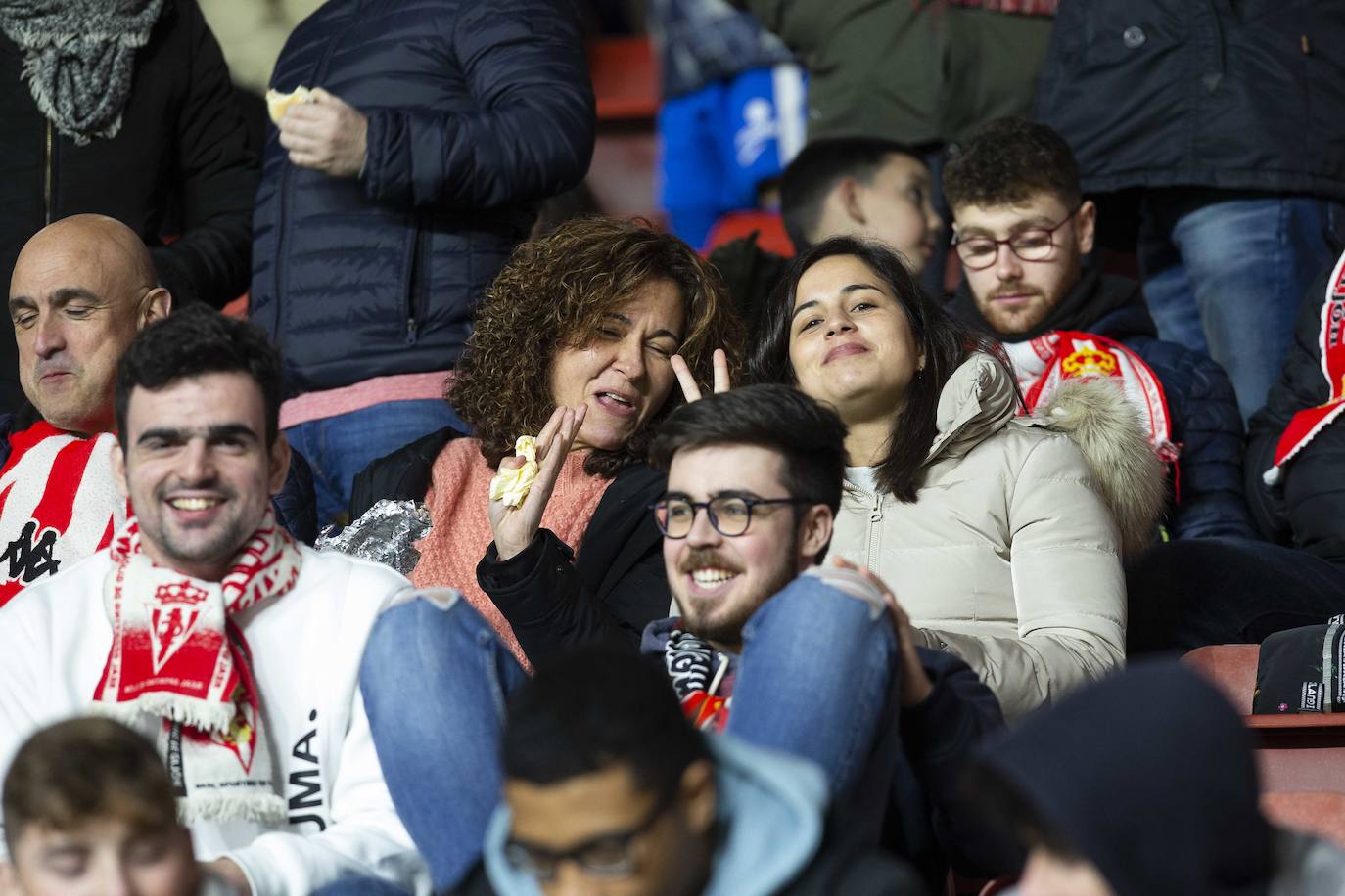 Fotos: ¿Estuviste en el Sporting - Cádiz? ¡Búscate!