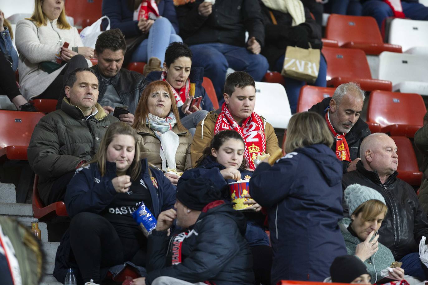 Fotos: ¿Estuviste en el Sporting - Cádiz? ¡Búscate!