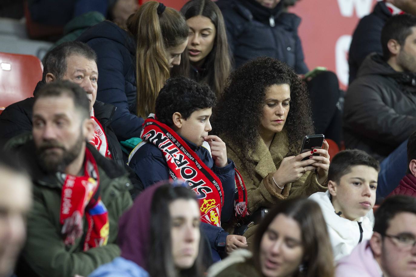 Fotos: ¿Estuviste en el Sporting - Cádiz? ¡Búscate!