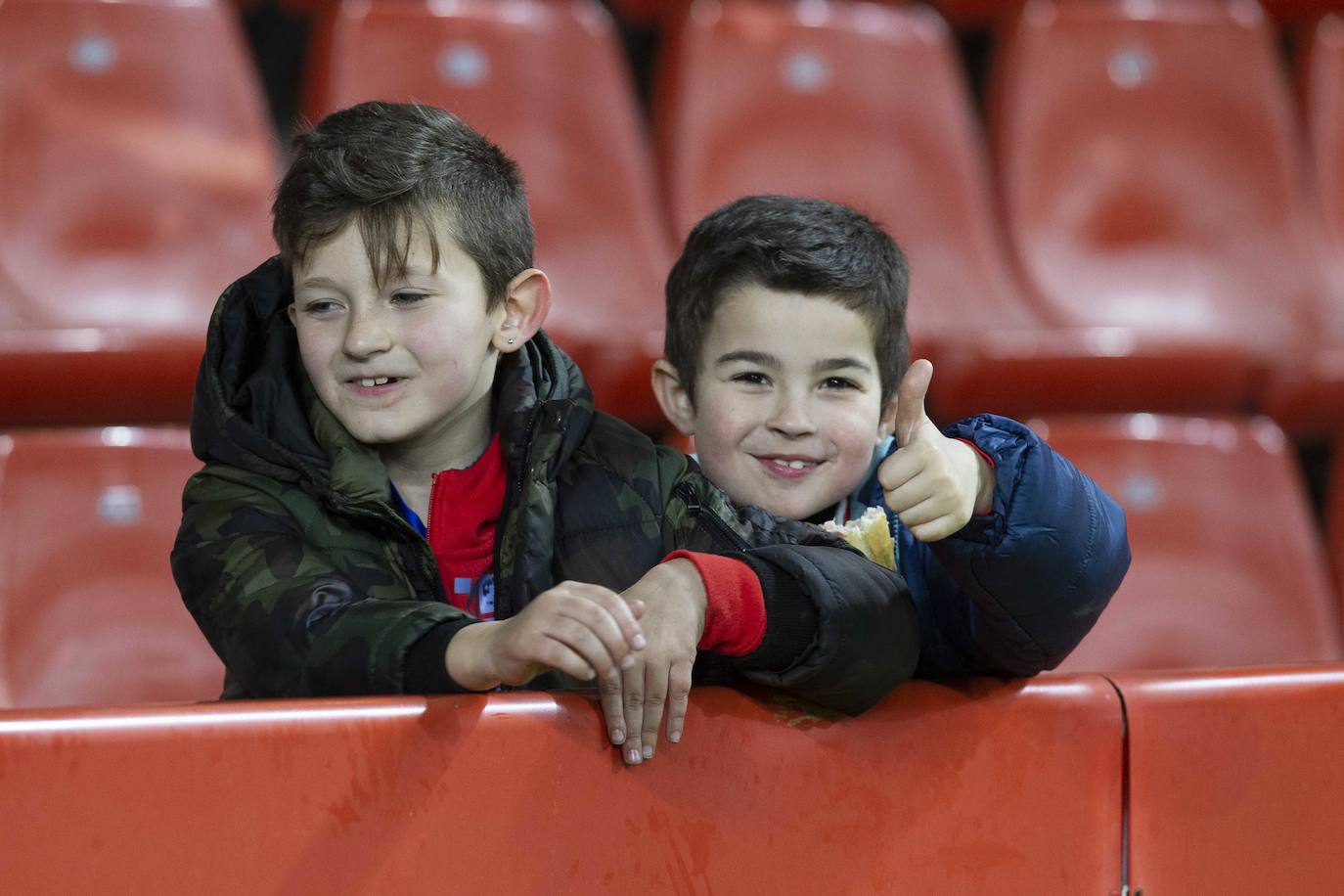 Fotos: ¿Estuviste en el Sporting - Cádiz? ¡Búscate!