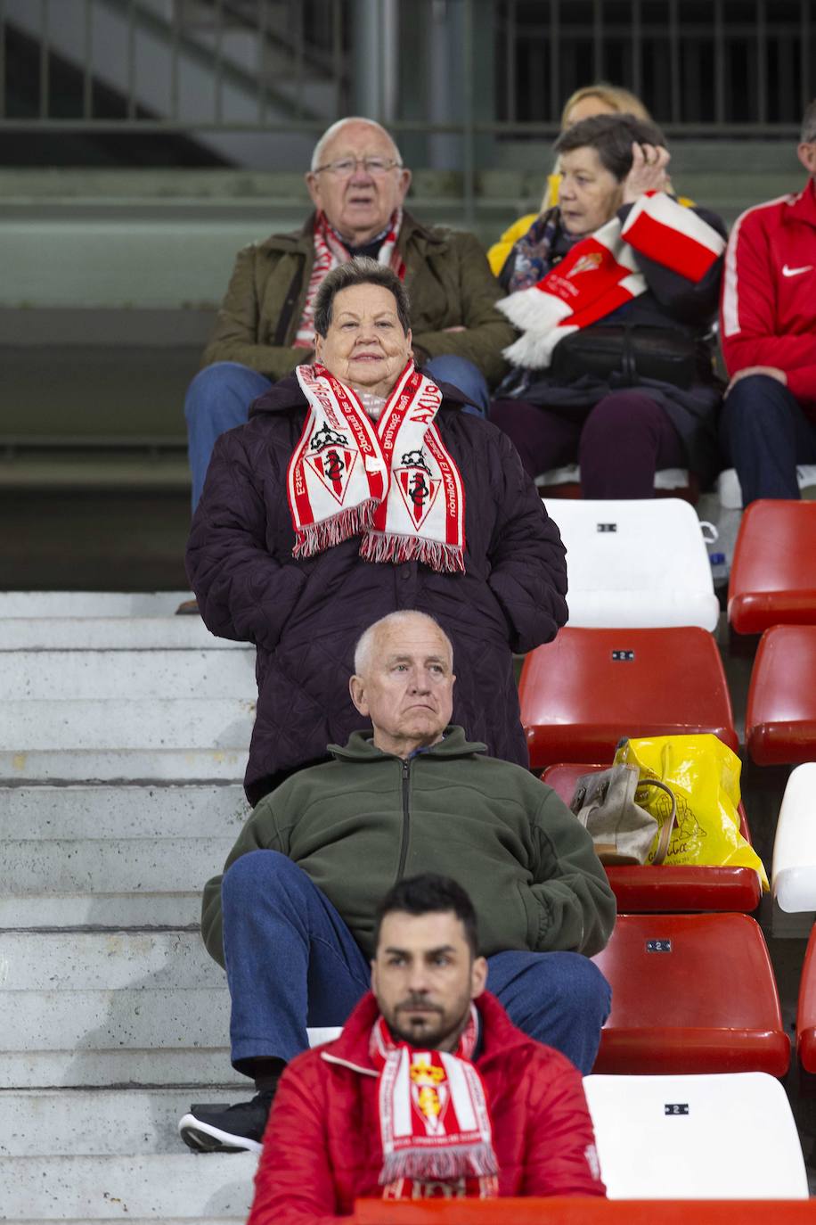 Fotos: ¿Estuviste en el Sporting - Cádiz? ¡Búscate!