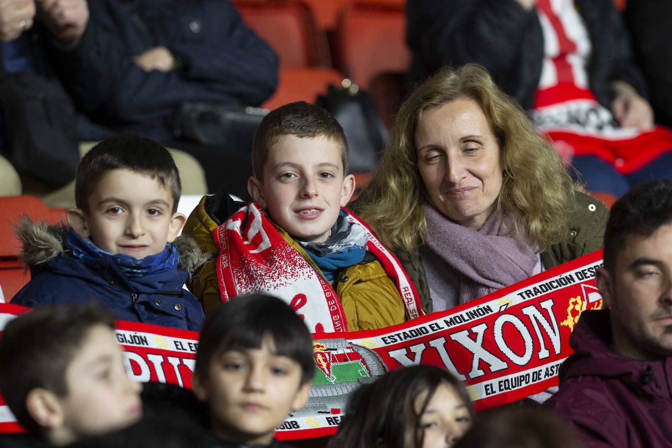 Fotos: ¿Estuviste en el Sporting - Cádiz? ¡Búscate!