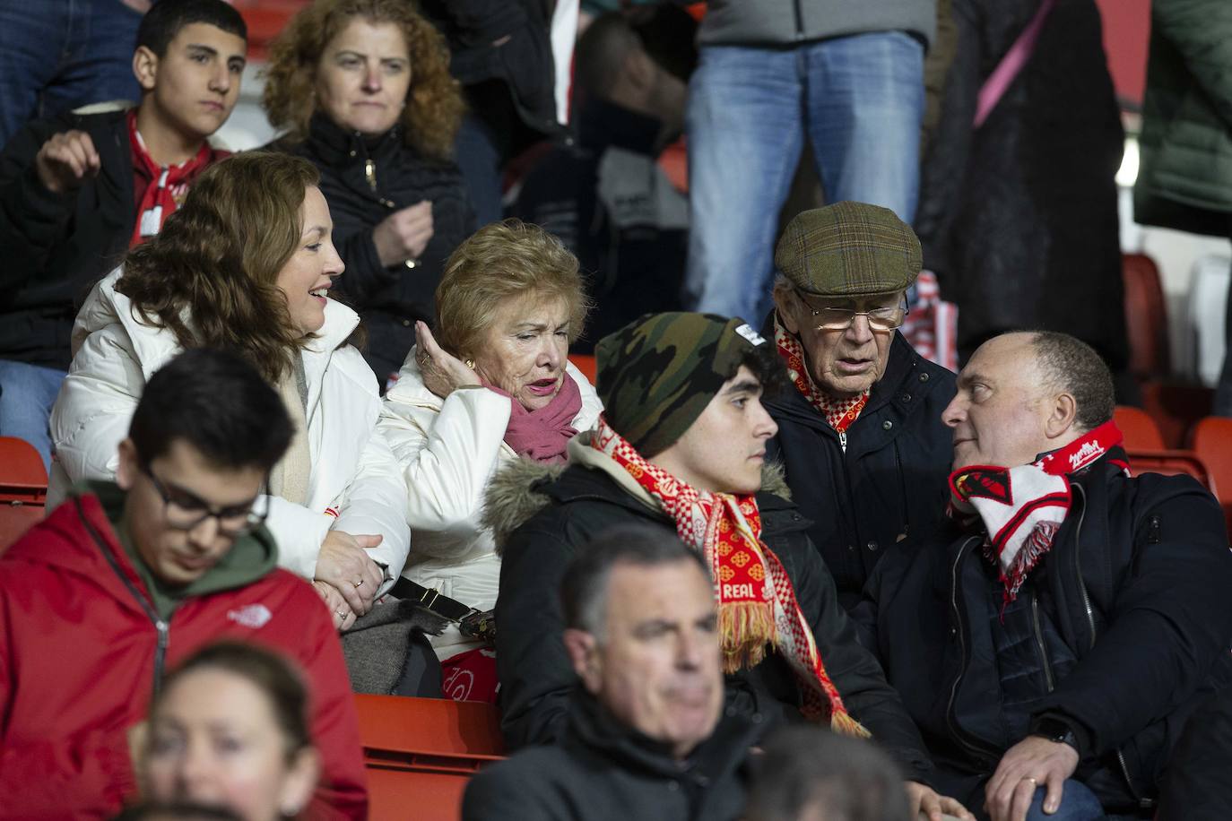 Fotos: ¿Estuviste en el Sporting - Cádiz? ¡Búscate!