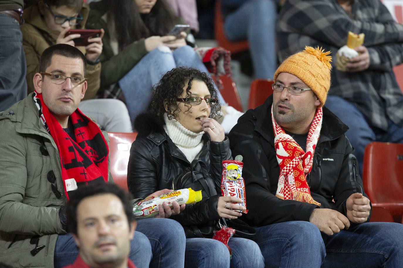 Fotos: ¿Estuviste en el Sporting - Cádiz? ¡Búscate!