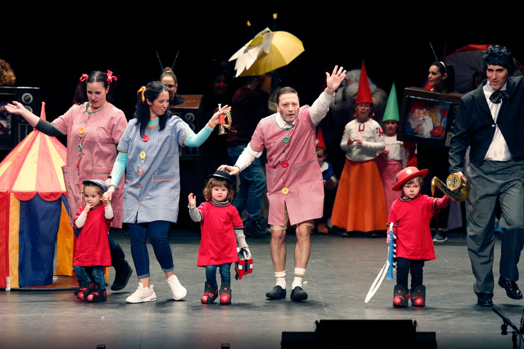 Las familias protagonistas en las calles y en el Jovellanos, donde los más pequeños fueron los reyes en el desfile infantil del carnaval gijonés.