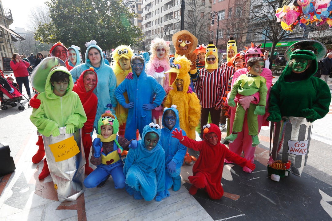 Las familias protagonistas en las calles y en el Jovellanos, donde los más pequeños fueron los reyes en el desfile infantil del carnaval gijonés.