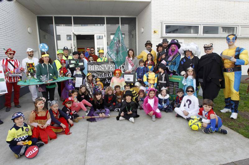 El barrio gijonés inicia el carnaval con una denuncia por la falta de servicios.