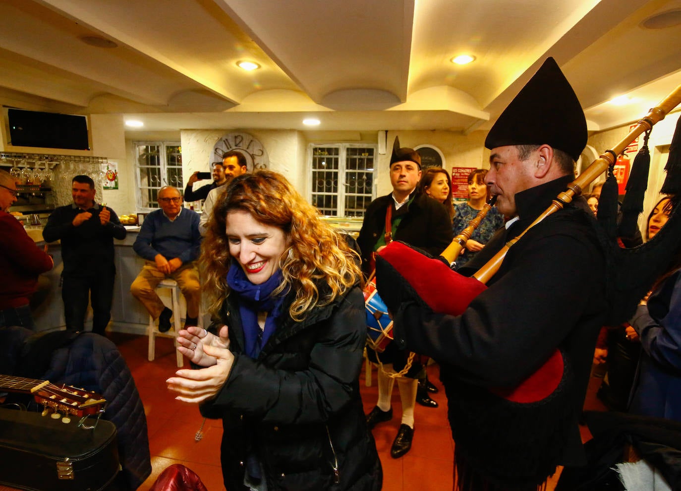 El XIV Certamen de Cancios de Chigre de Pola de Siero, patrocinado por EL COMERCIO, llenó, un año más, los locales de la capital sierense de música y buen ambiente de mano de once tertulias.