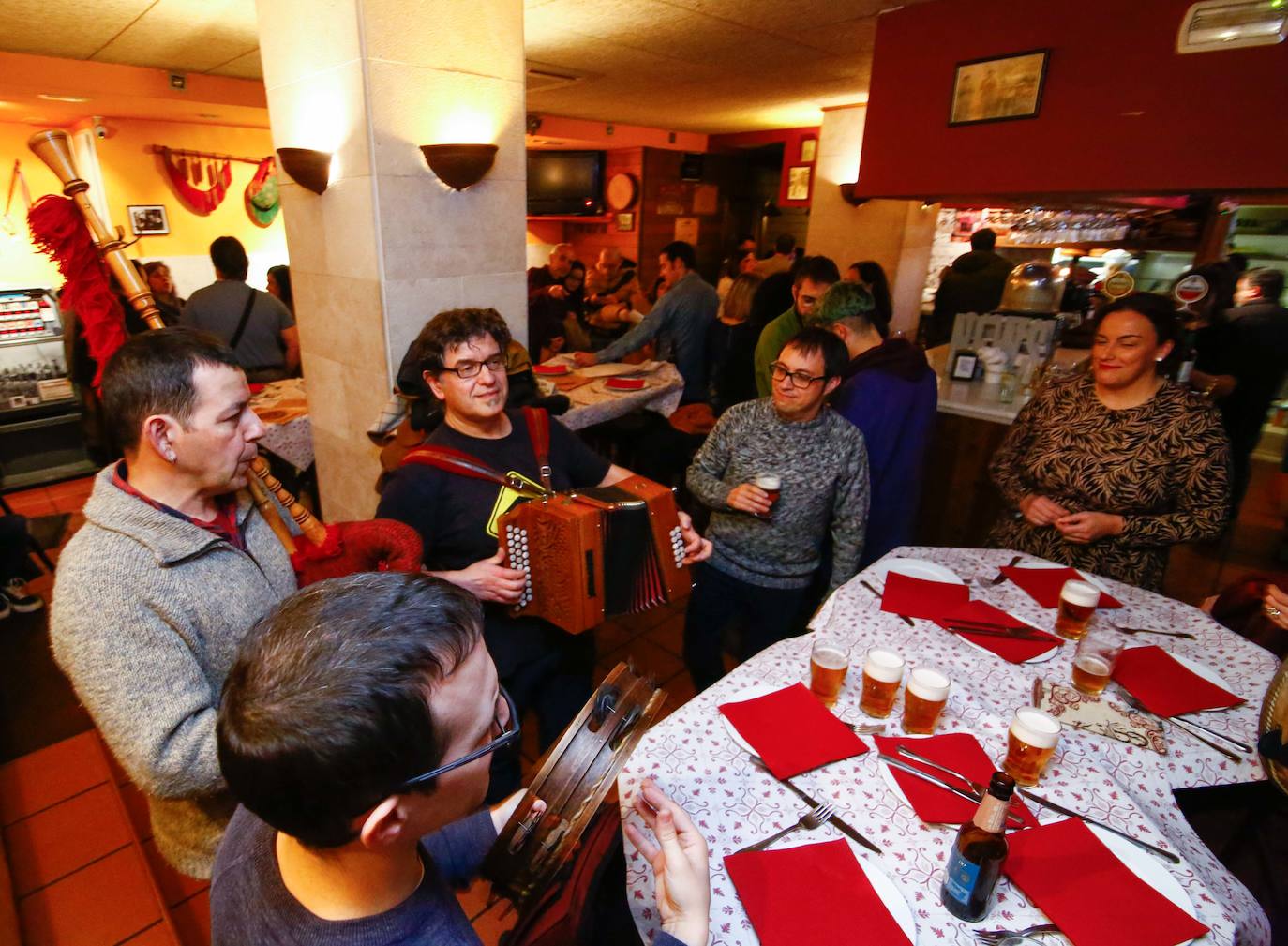 El XIV Certamen de Cancios de Chigre de Pola de Siero, patrocinado por EL COMERCIO, llenó, un año más, los locales de la capital sierense de música y buen ambiente de mano de once tertulias.