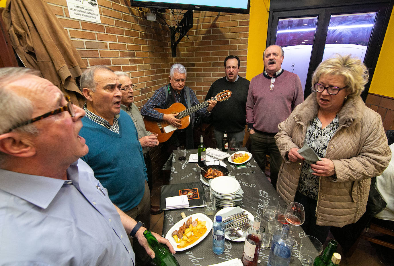 El XIV Certamen de Cancios de Chigre de Pola de Siero, patrocinado por EL COMERCIO, llenó, un año más, los locales de la capital sierense de música y buen ambiente de mano de once tertulias.