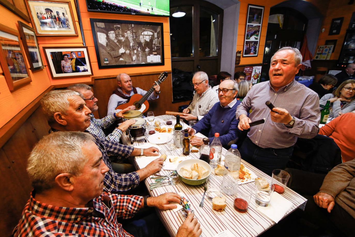 El XIV Certamen de Cancios de Chigre de Pola de Siero, patrocinado por EL COMERCIO, llenó, un año más, los locales de la capital sierense de música y buen ambiente de mano de once tertulias.