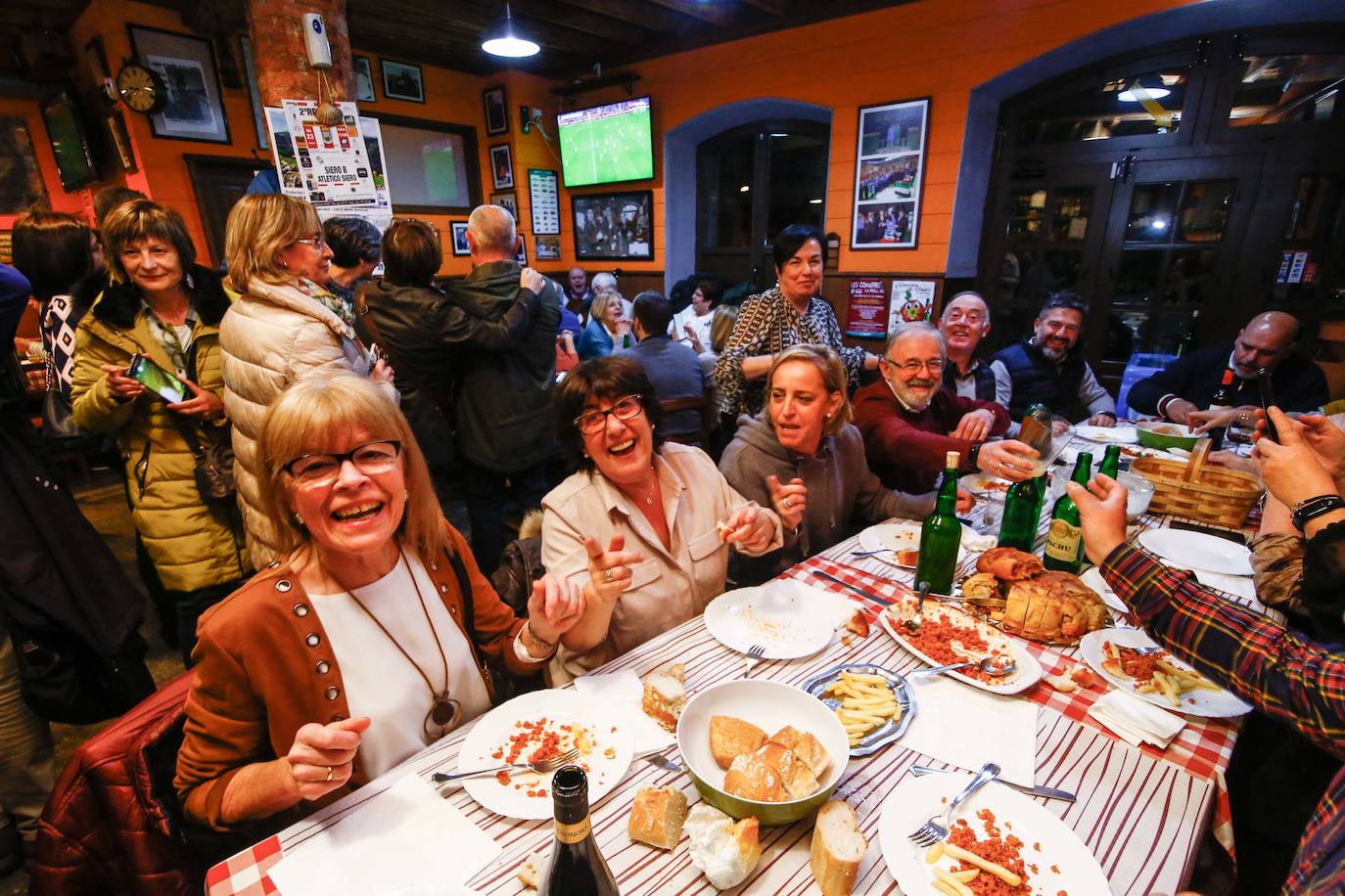 El XIV Certamen de Cancios de Chigre de Pola de Siero, patrocinado por EL COMERCIO, llenó, un año más, los locales de la capital sierense de música y buen ambiente de mano de once tertulias.