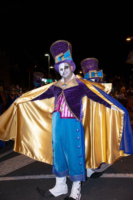 ¡Ha empezado el Carnaval! Y Tenerife, por supuesto, lo celebra por todo lo alto. La espectacular y colorida Cabalgata Anunciadora recorrió esta viernes algunas calles del centro de Santa Cruz de Tenerife, con su reina, Sara Cruz Teja, a la cabeza.