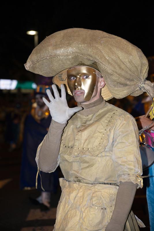 ¡Ha empezado el Carnaval! Y Tenerife, por supuesto, lo celebra por todo lo alto. La espectacular y colorida Cabalgata Anunciadora recorrió esta viernes algunas calles del centro de Santa Cruz de Tenerife, con su reina, Sara Cruz Teja, a la cabeza.