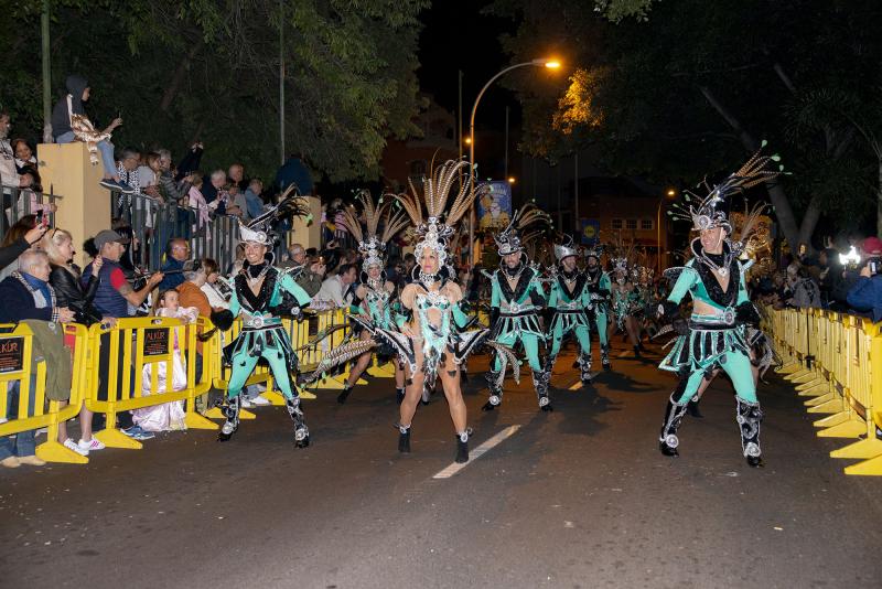 ¡Ha empezado el Carnaval! Y Tenerife, por supuesto, lo celebra por todo lo alto. La espectacular y colorida Cabalgata Anunciadora recorrió esta viernes algunas calles del centro de Santa Cruz de Tenerife, con su reina, Sara Cruz Teja, a la cabeza.