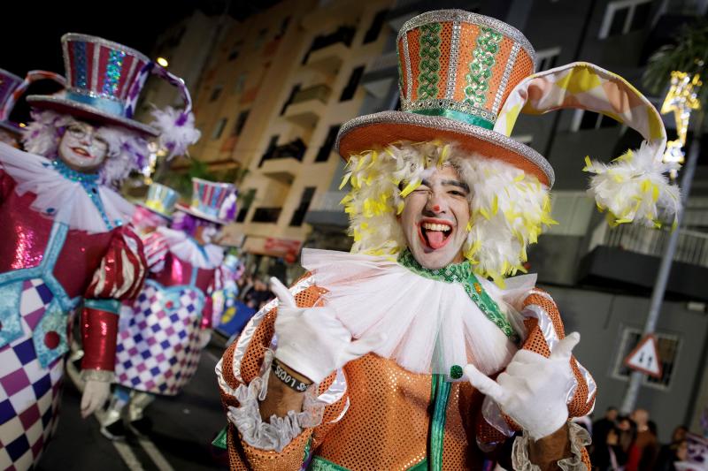 ¡Ha empezado el Carnaval! Y Tenerife, por supuesto, lo celebra por todo lo alto. La espectacular y colorida Cabalgata Anunciadora recorrió esta viernes algunas calles del centro de Santa Cruz de Tenerife, con su reina, Sara Cruz Teja, a la cabeza.