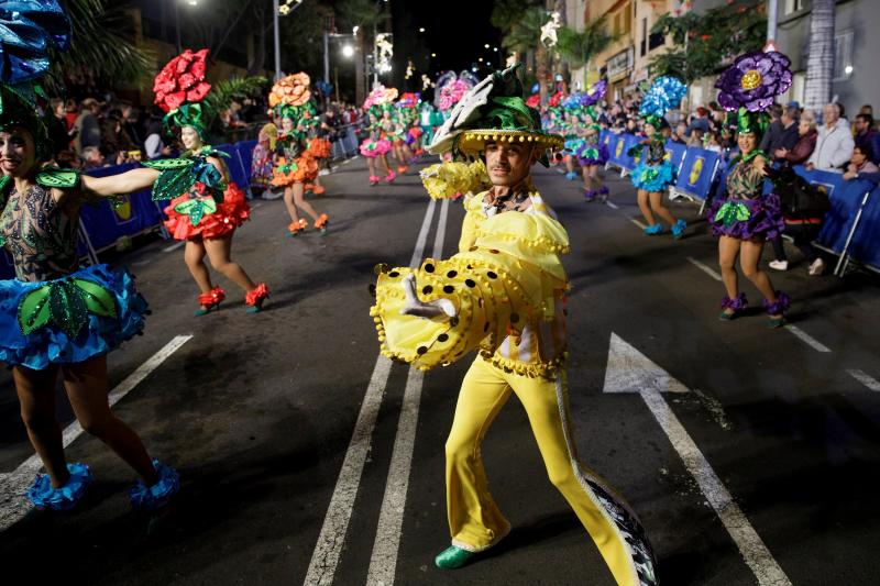 ¡Ha empezado el Carnaval! Y Tenerife, por supuesto, lo celebra por todo lo alto. La espectacular y colorida Cabalgata Anunciadora recorrió esta viernes algunas calles del centro de Santa Cruz de Tenerife, con su reina, Sara Cruz Teja, a la cabeza.