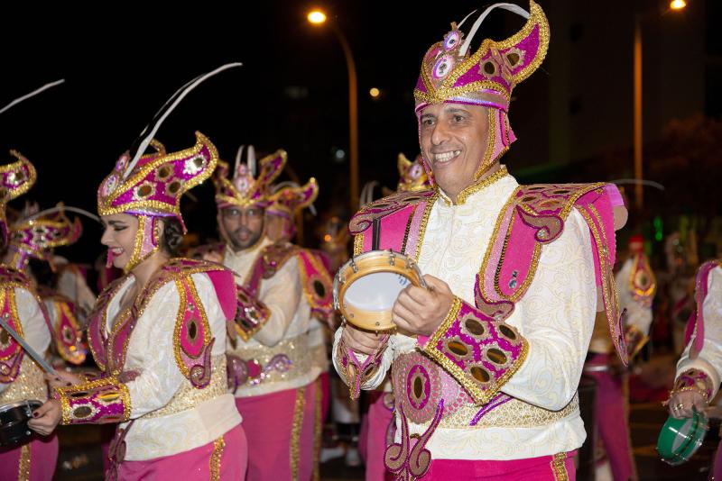 ¡Ha empezado el Carnaval! Y Tenerife, por supuesto, lo celebra por todo lo alto. La espectacular y colorida Cabalgata Anunciadora recorrió esta viernes algunas calles del centro de Santa Cruz de Tenerife, con su reina, Sara Cruz Teja, a la cabeza.