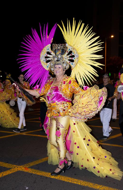 ¡Ha empezado el Carnaval! Y Tenerife, por supuesto, lo celebra por todo lo alto. La espectacular y colorida Cabalgata Anunciadora recorrió esta viernes algunas calles del centro de Santa Cruz de Tenerife, con su reina, Sara Cruz Teja, a la cabeza.