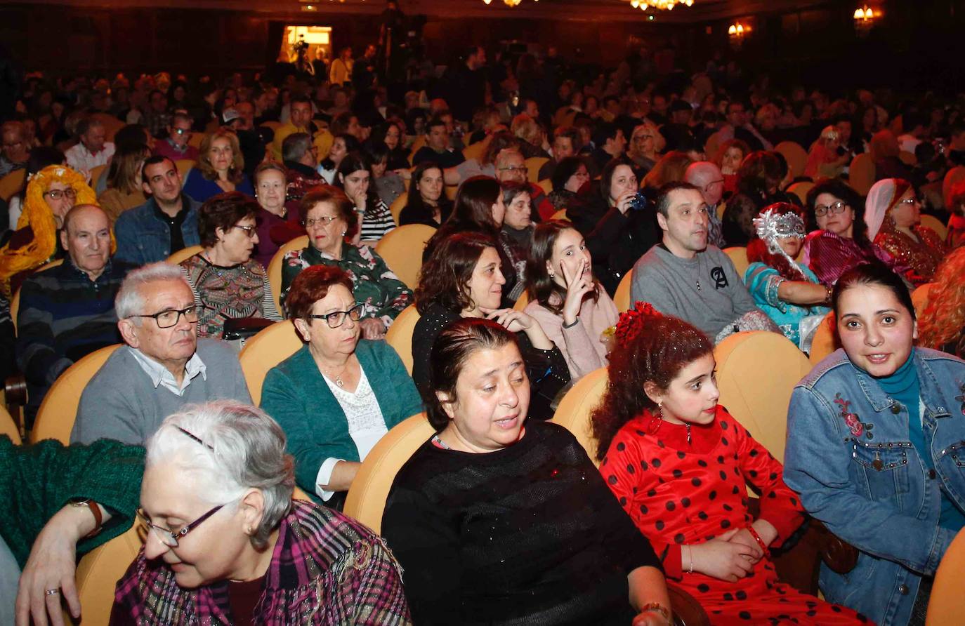 La primera jornada del concurso en el Antroxu gijonés reivindicó un «mundo más limpio» y abordó los sueños frustrados.