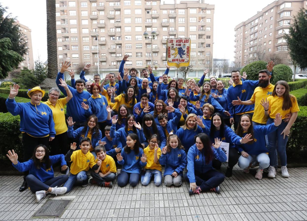 Los Acoplaos en un breve descanso de los últimos ensayos, que realizan en Nuevo Gijón. 