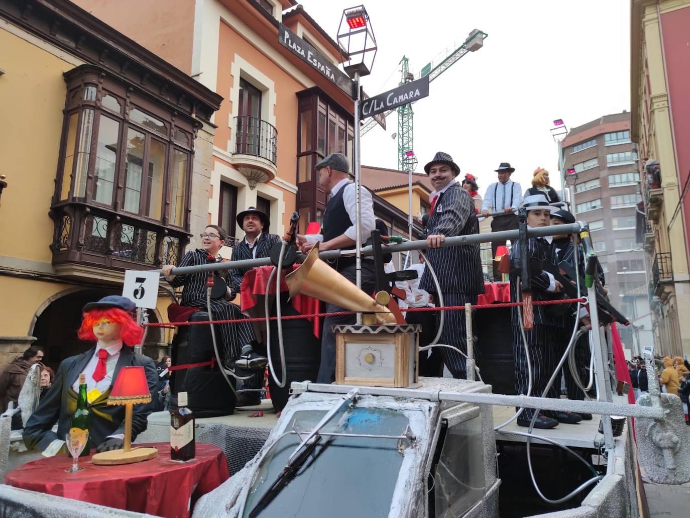 Los más originales y rimbombantes artilugios desfilan llenando las calles de espuma en la mayor fiesta del Antroxu avilesino.