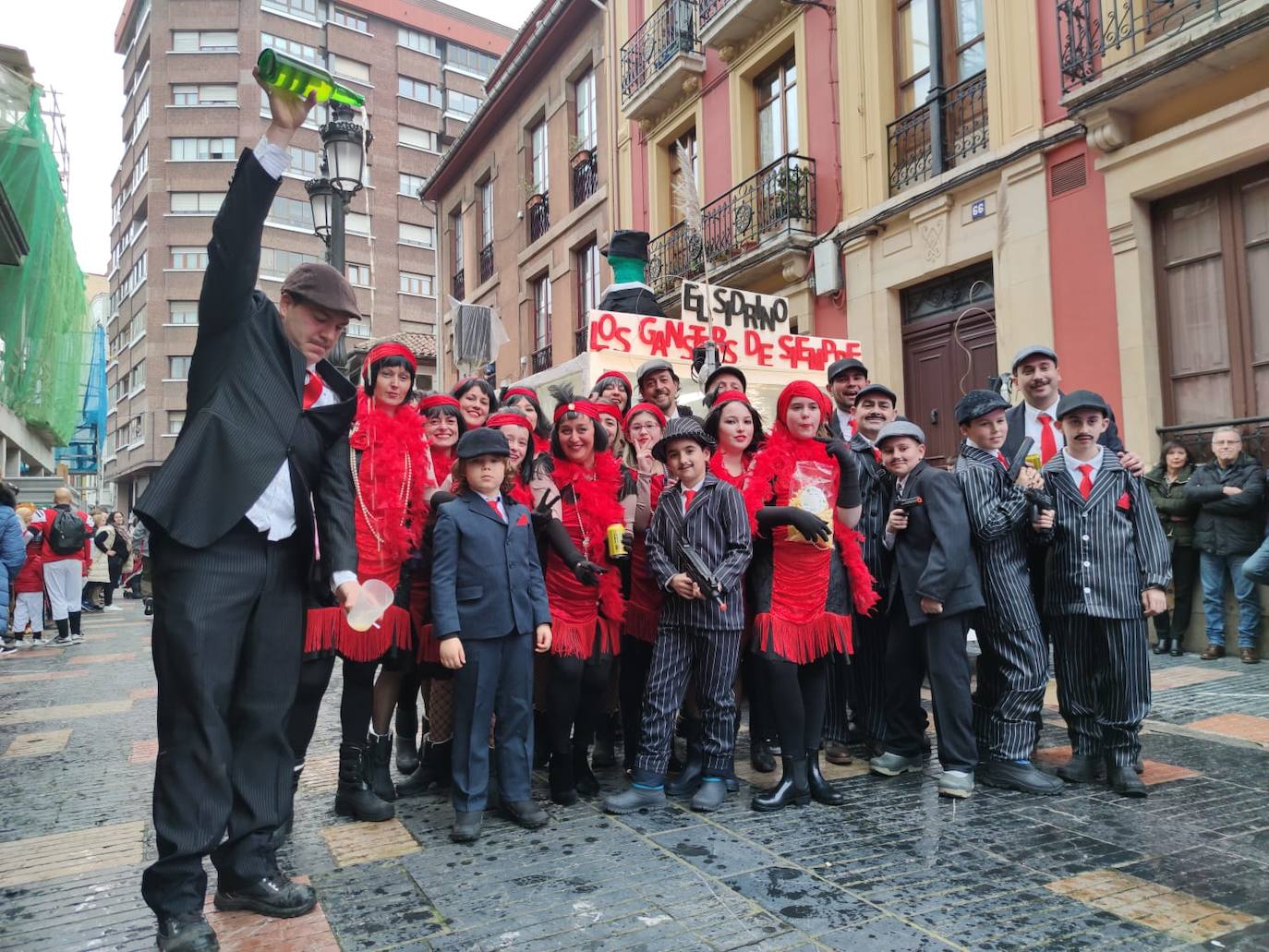 Los más originales y rimbombantes artilugios desfilan llenando las calles de espuma en la mayor fiesta del Antroxu avilesino.