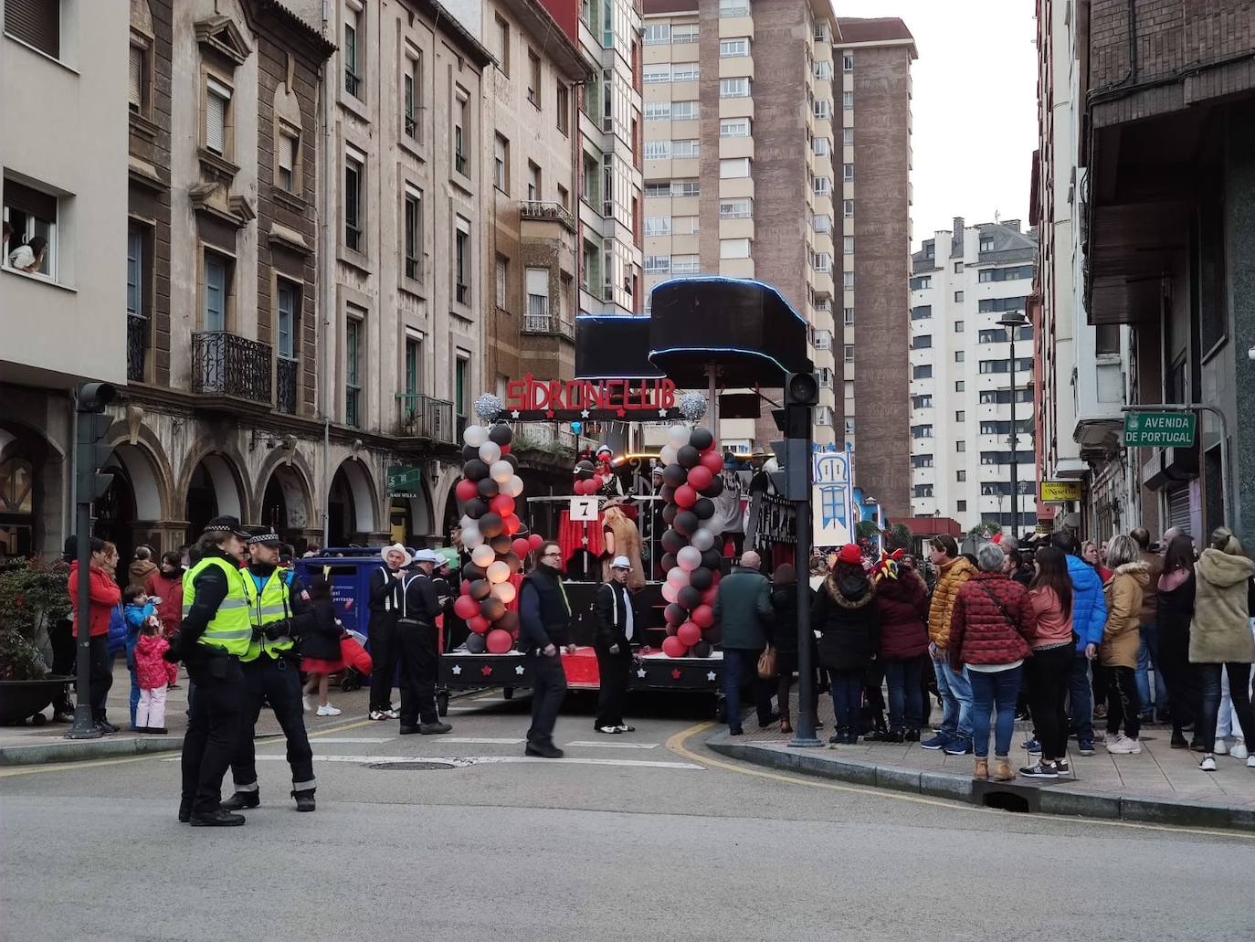 Los más originales y rimbombantes artilugios desfilan llenando las calles de espuma en la mayor fiesta del Antroxu avilesino.