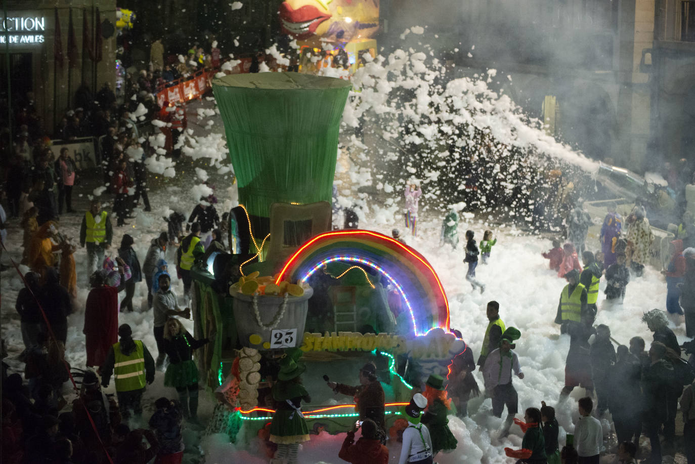 Los más originales y rimbombantes artilugios desfilan llenando las calles de espuma en la mayor fiesta del Antroxu avilesino.