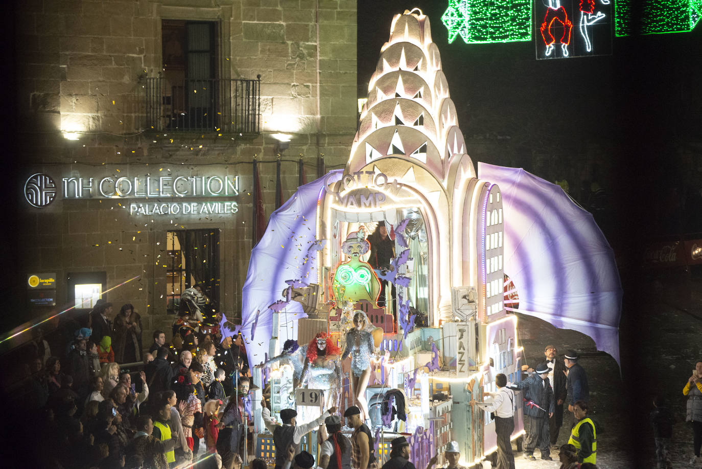 Los más originales y rimbombantes artilugios desfilan llenando las calles de espuma en la mayor fiesta del Antroxu avilesino.