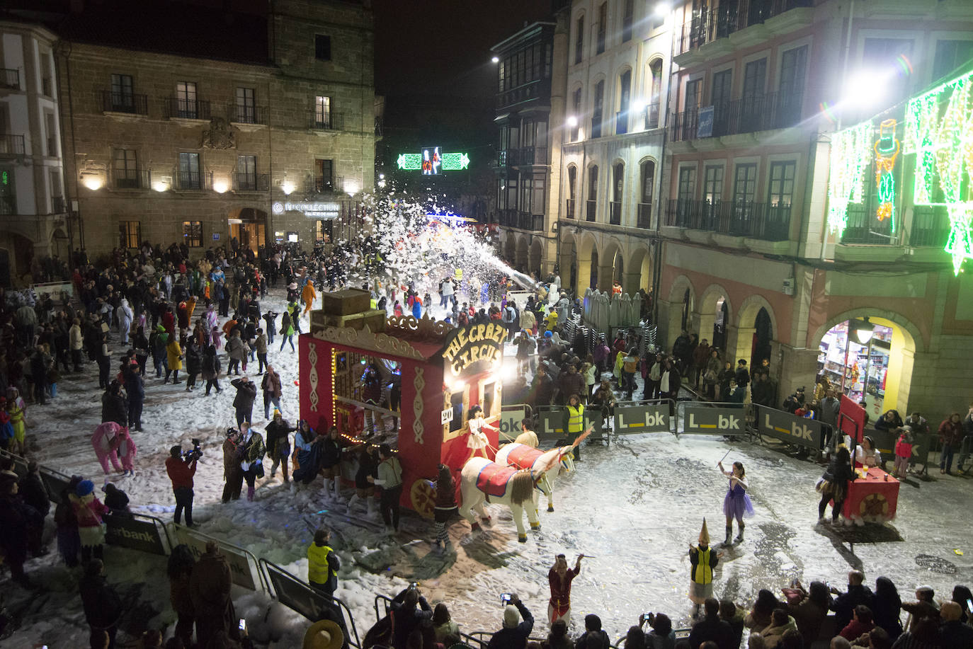 Los más originales y rimbombantes artilugios desfilan llenando las calles de espuma en la mayor fiesta del Antroxu avilesino.