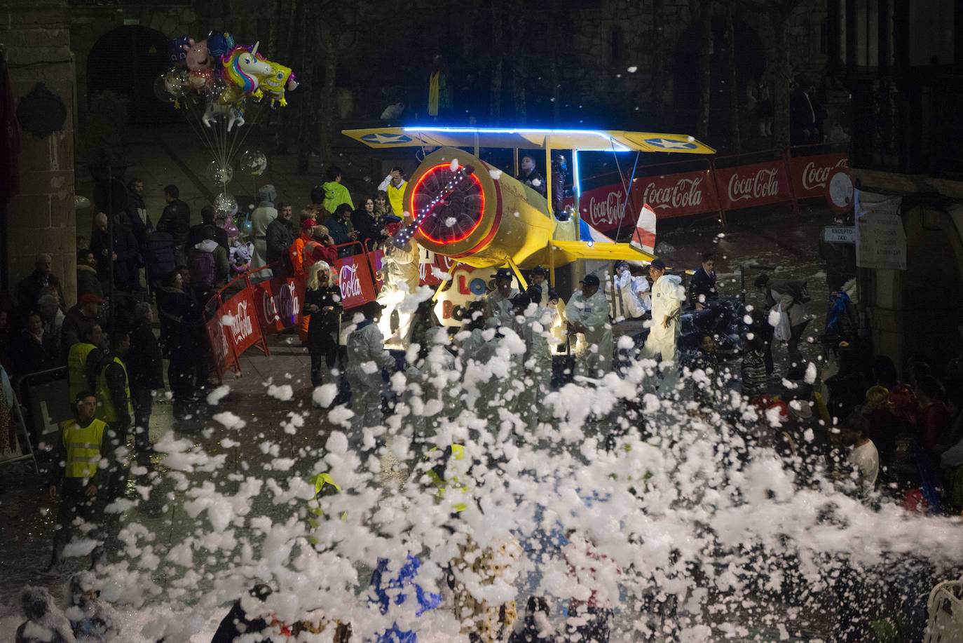 Los más originales y rimbombantes artilugios desfilan llenando las calles de espuma en la mayor fiesta del Antroxu avilesino.