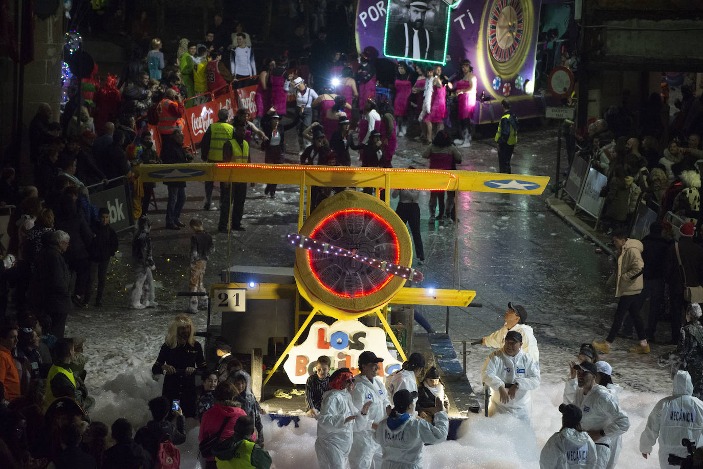 Los más originales y rimbombantes artilugios desfilan llenando las calles de espuma en la mayor fiesta del Antroxu avilesino.