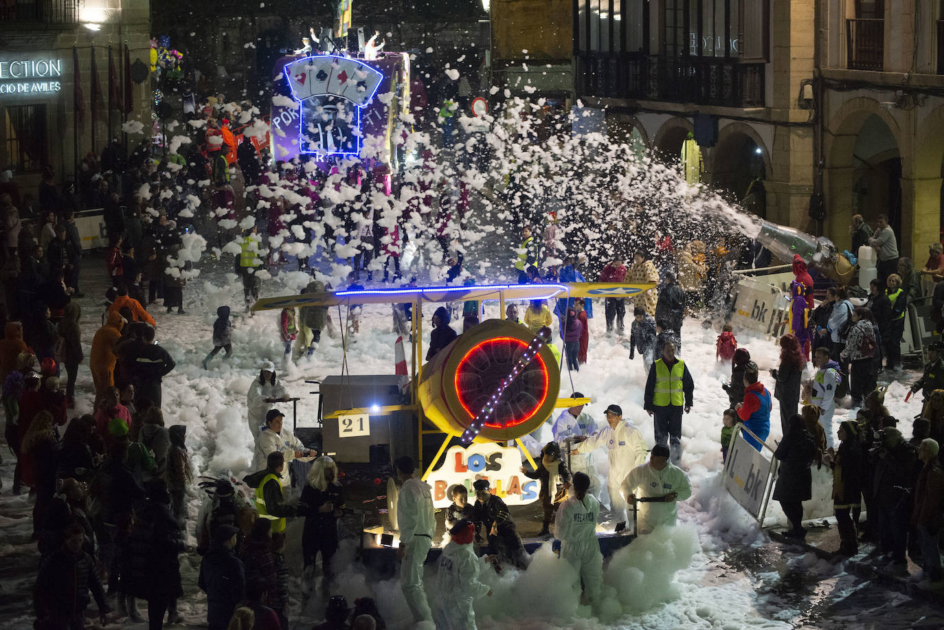 Los más originales y rimbombantes artilugios desfilan llenando las calles de espuma en la mayor fiesta del Antroxu avilesino.