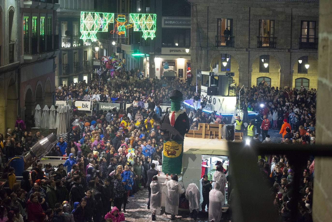 Los más originales y rimbombantes artilugios desfilan llenando las calles de espuma en la mayor fiesta del Antroxu avilesino.