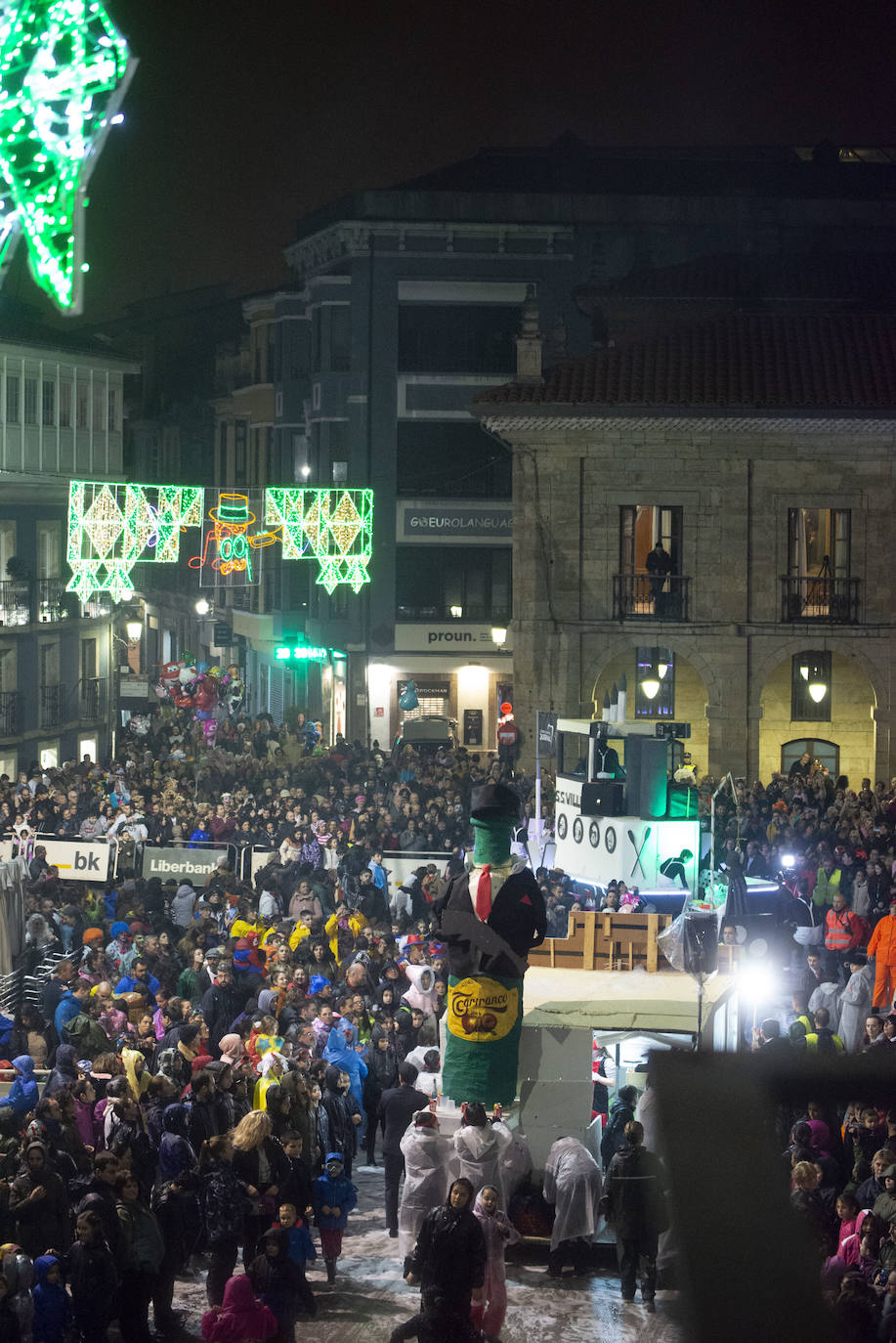 Los más originales y rimbombantes artilugios desfilan llenando las calles de espuma en la mayor fiesta del Antroxu avilesino.